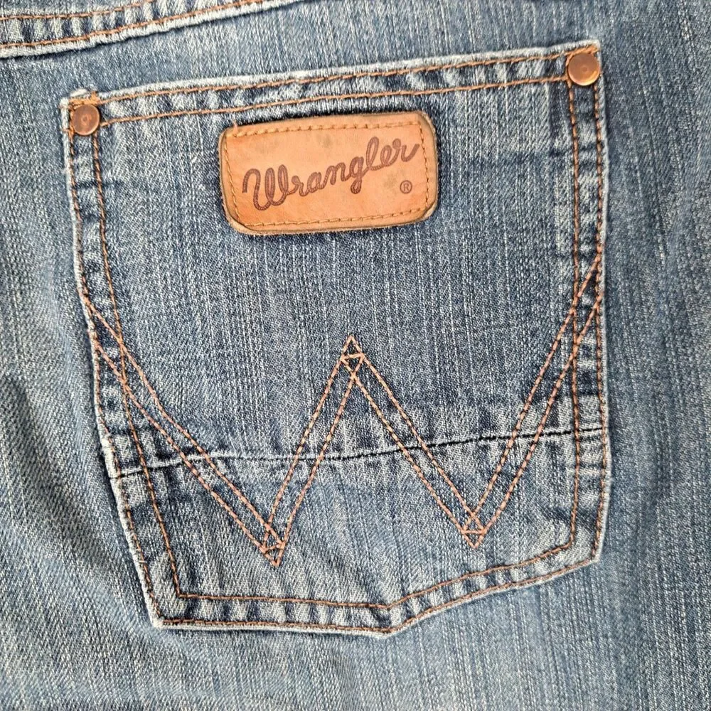 Wrangler Retro Slim Straight Jeans Mens 38x33* Medium Wash Stretch Denim Western